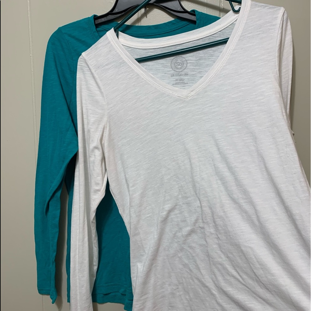 SO Sz XL bundle of 2 l/s v-neck tees in emerald green and white. EUC.